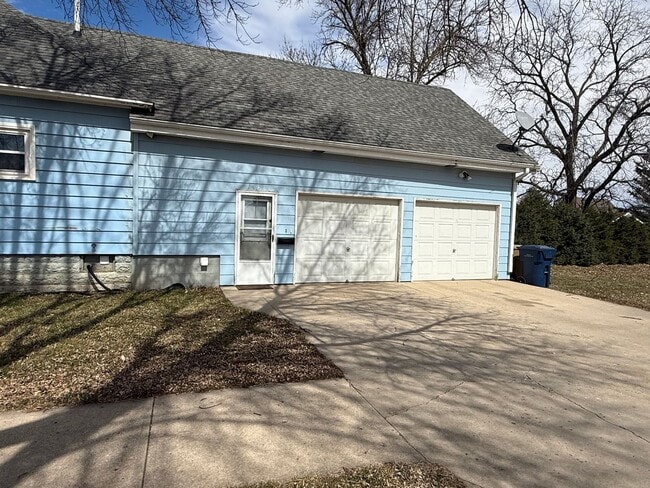 Building Photo - 105 7th Ave SE Unit 105