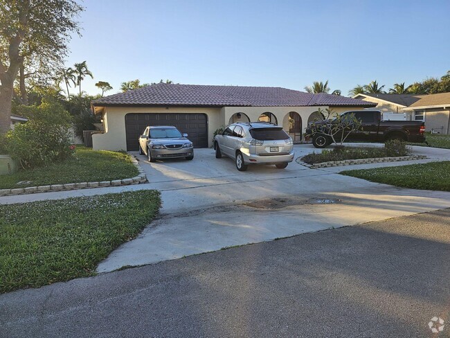 Building Photo - 251 SW 15th Dr Rental