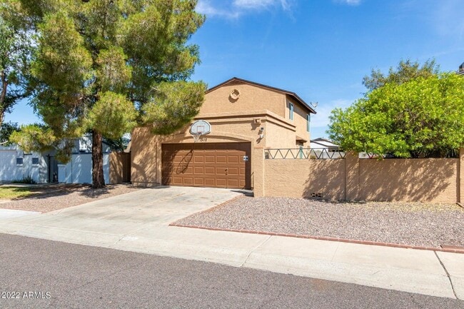 Building Photo - 1502 E Topeka Dr