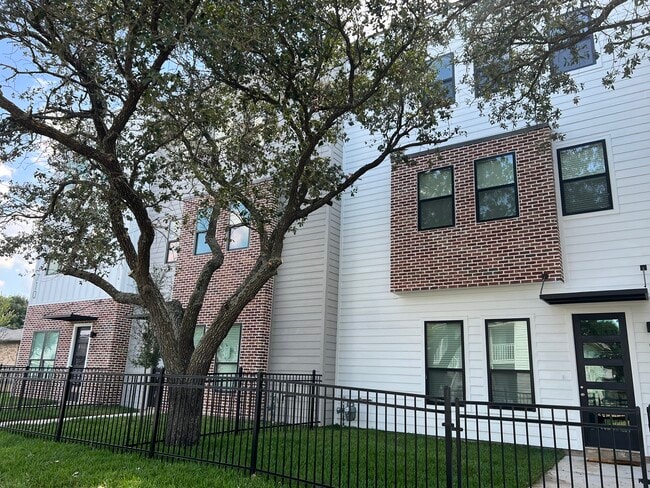 Building Photo - 300 Fidelity St