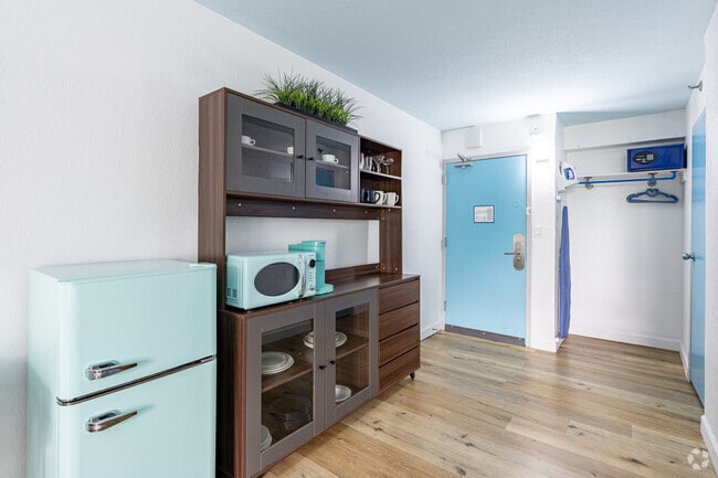 STUDIO, 1BA - 400SF - Kitchen - Chateau Mar Golf Resort Apartments