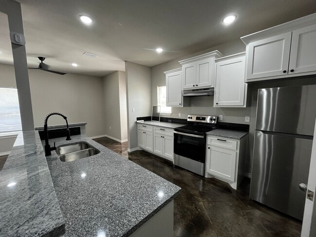 Building Photo - Country Road Triplex Unit 2 Rental