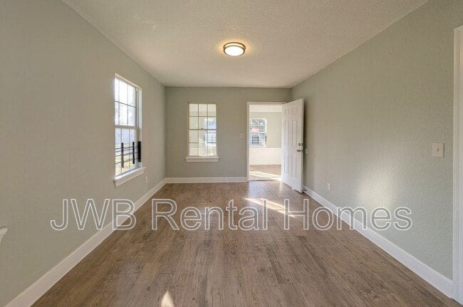 Photo - 3037 Imperial St