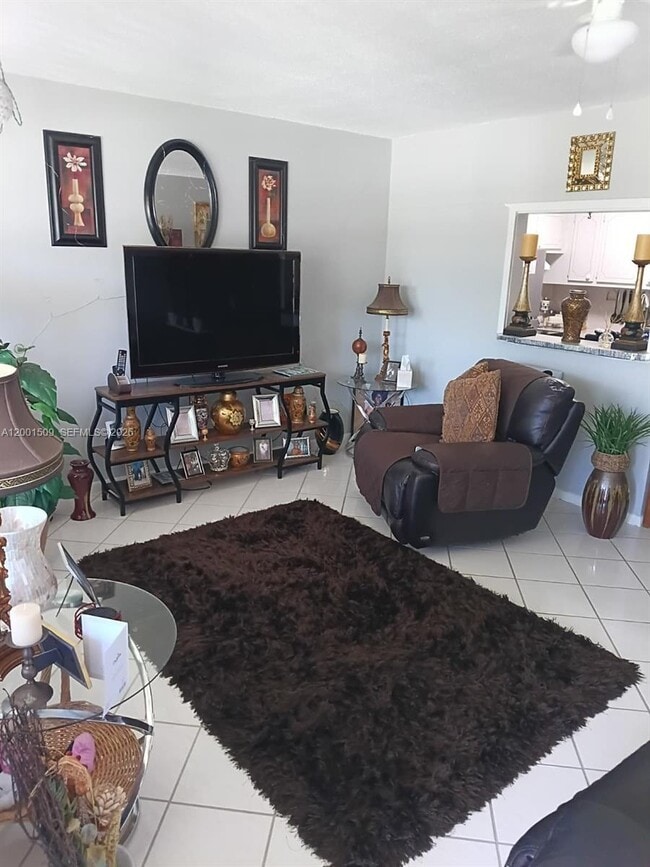 Building Photo - 71 Waltham C Unit 71