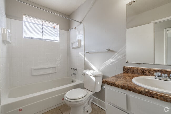 Townhouse 3BR, 2BA - 1100SF - Bathrooom