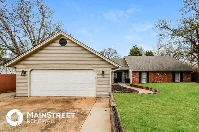 Building Photo - 2213 Coachlight Dr