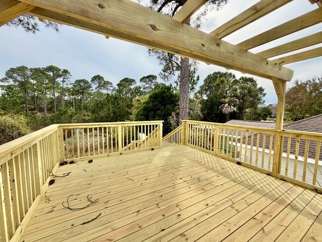 Building Photo - 81 Lake Front Dr