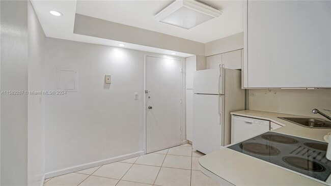 5555 Collins Ave Unit 14T