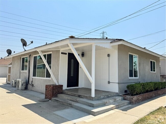 Building Photo - 5828 N Vista St Rental