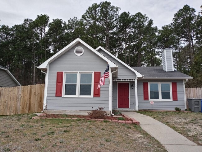 Building Photo - 3 bd/ 2 ba located MINUTES from Fort Bragg! Quiet Neighborhood!