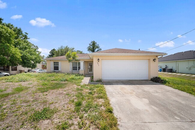 Building Photo - Spacious 3 bedroom 2 bathroom home in Lehigh Acres - New flooring!