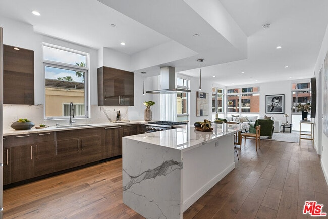 Building Photo - 250 N Crescent Dr Unit 101