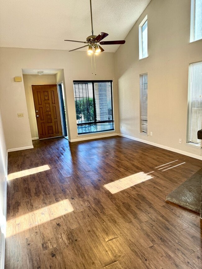 Photo - Cute Duplex in Convenient Location!