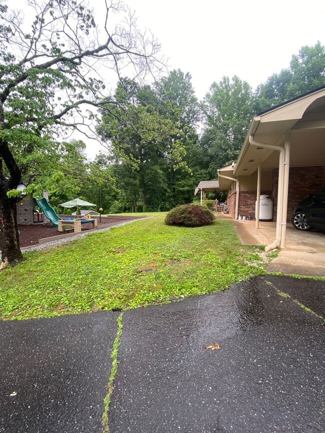 Building Photo - 3/2 home close to town