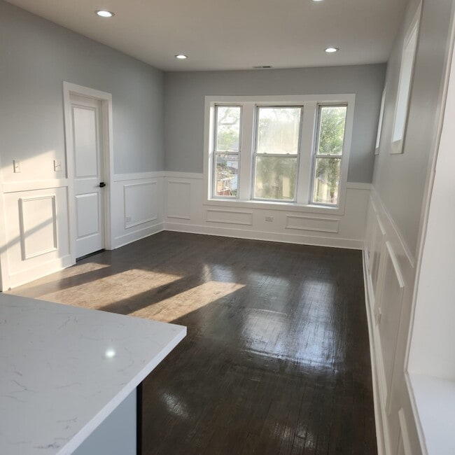 Building Photo - 5033 W Wabansia Ave Unit 2 West Rental