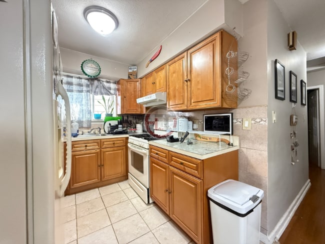 Building Photo - 2047 Mayflower Ave Rental