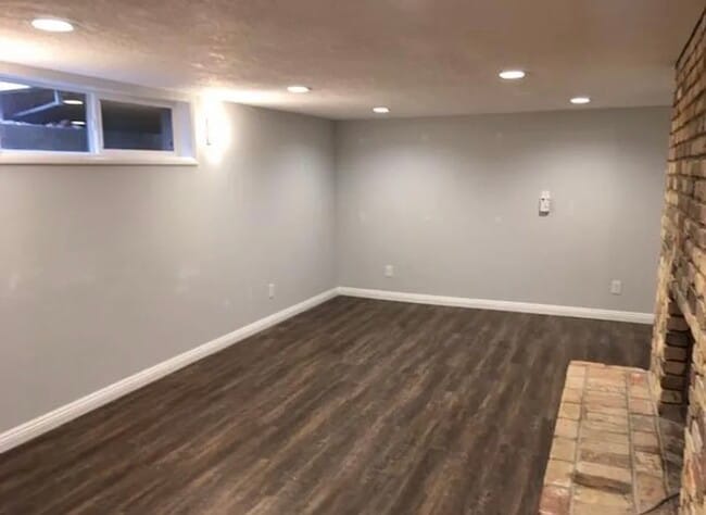 Sala de estar del sótano - 95 Harvard St