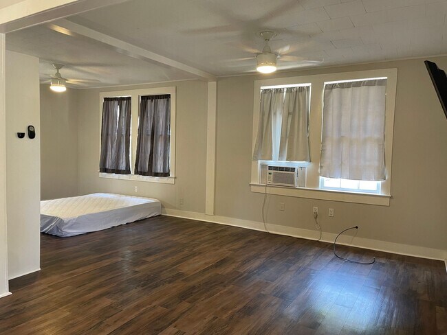 Photo - Charming 2 Bedroom 1 Bathroom Home for Rent! Unit 1938 Oleander St.