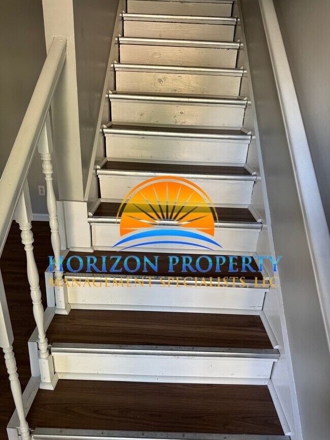 Photo - 900 Stevens Ct NE