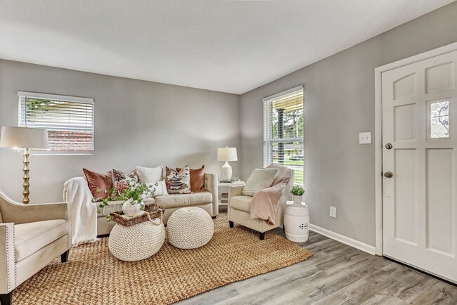 Photo - 2212 N Parkwood Dr