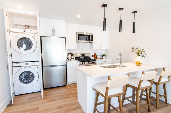 Photo - Unit 1A | Main Level | 2 Bedroom, 1 Bathroom Unité A