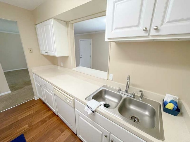 Photo - Chateau Apartments