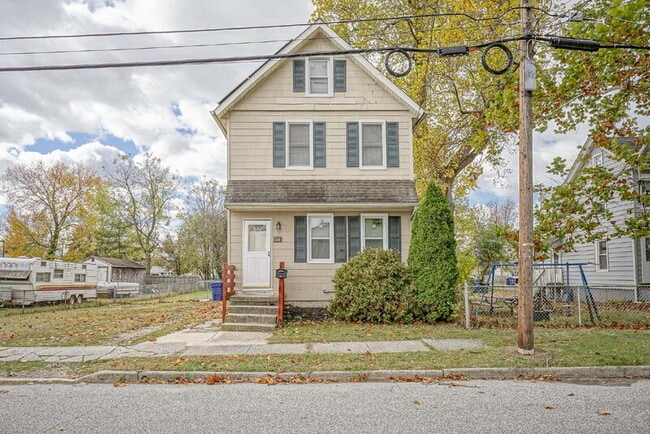 Building Photo - 121 Oak St