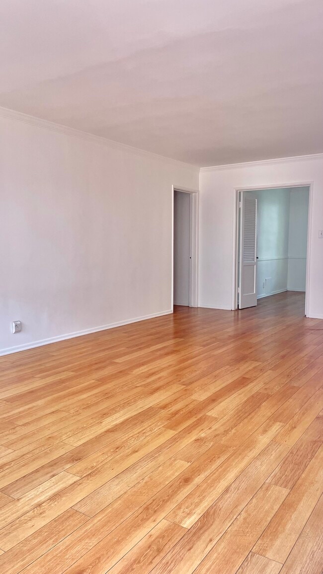 Building Photo - 200 S Sycamore Ave Unit 11