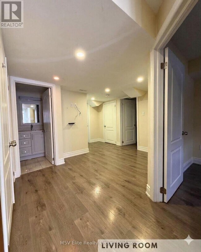 Photo - 140 Queen Mary Dr