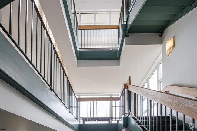 Atrio de 3 pisos - Ocean Plaza Apartments