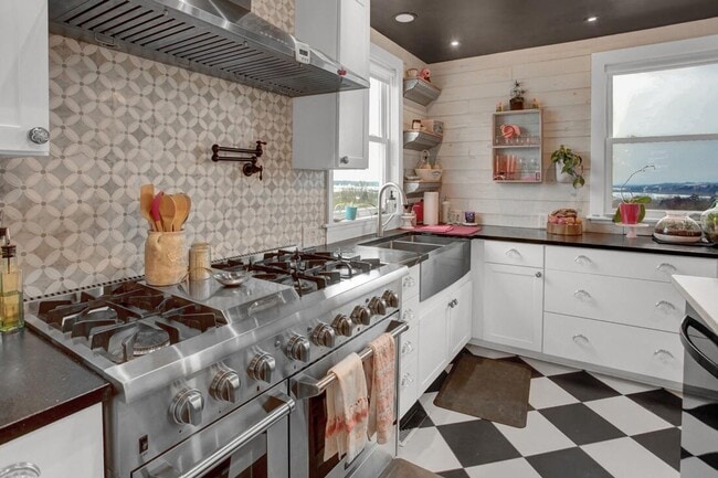 Photo - 5 Bedroom Home