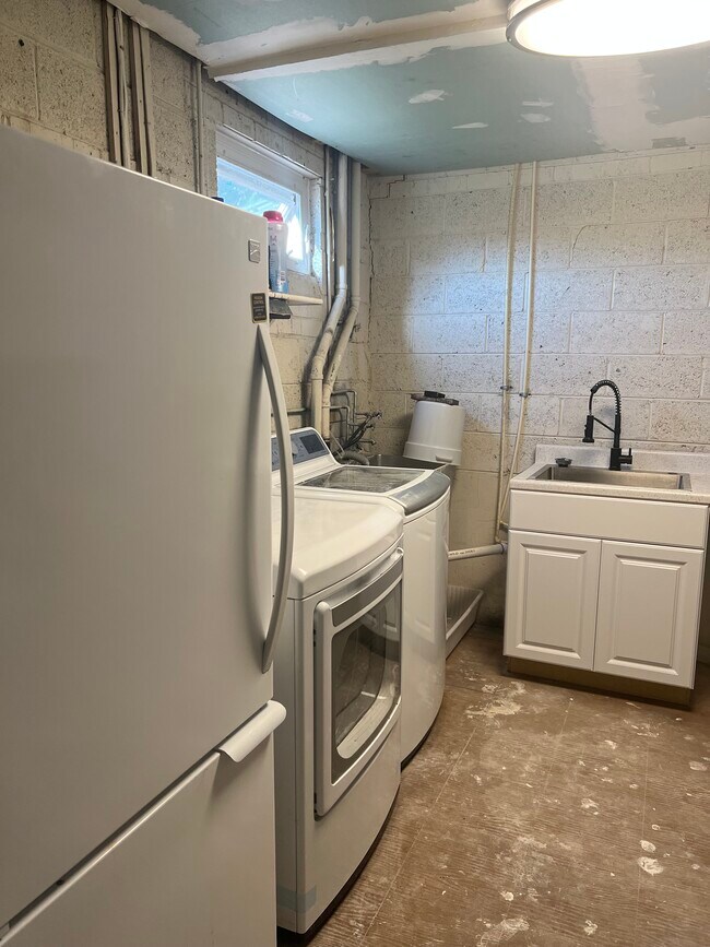 Photo - 37 Laughton St Unit Lower level