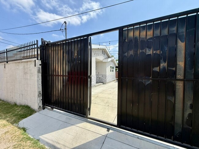 Photo - 1141 W 49th St