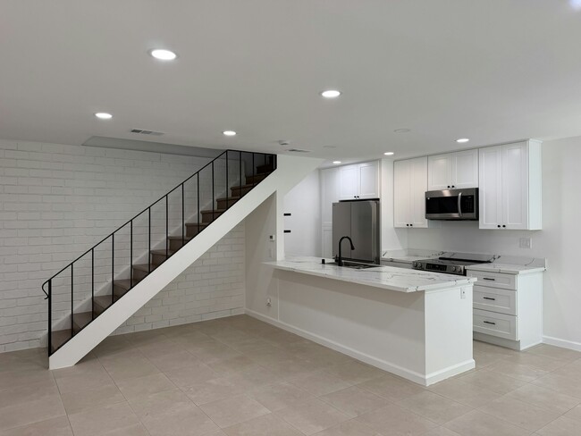 Building Photo - 5544 Keoncrest Cir Unit SQ1-3