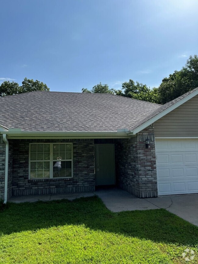 Building Photo - Remodeled 3 bedroom 2 bath home, all new! ...