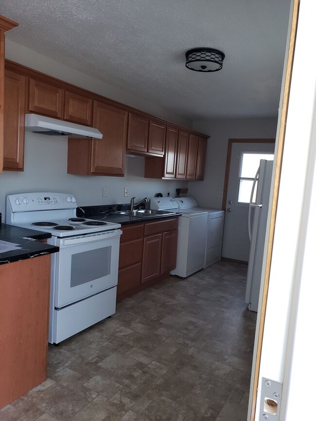 Photo - SW 3 bedroom 1 bath 2 stall garage near Ki... House