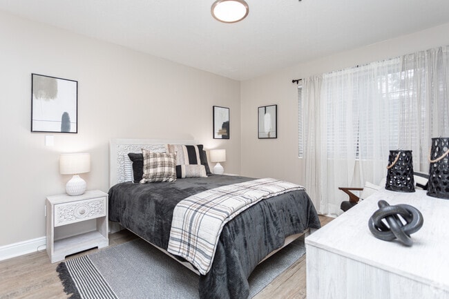 1BR, 1BA - 475SF2 - Dormitorio - The Laurel at Millcreek (55+)