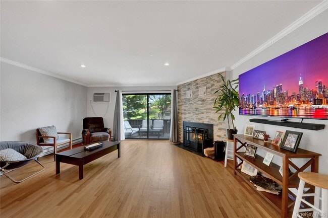 Photo - 1901 Village Dr