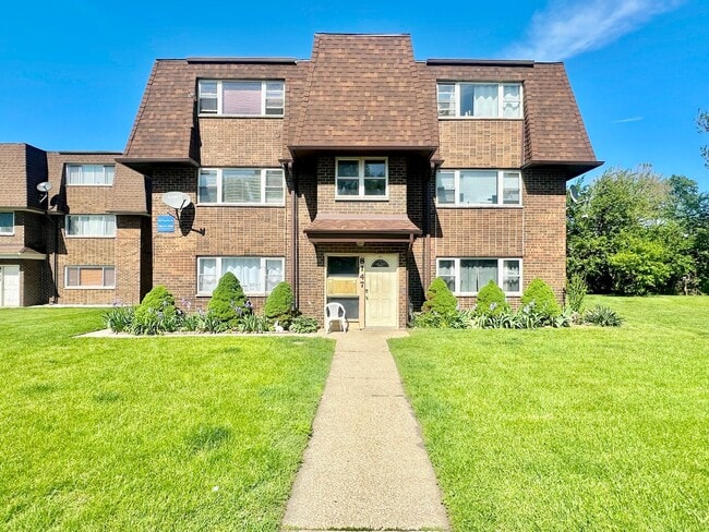 Building Photo - 8147 Ogden Ave Unit 2S