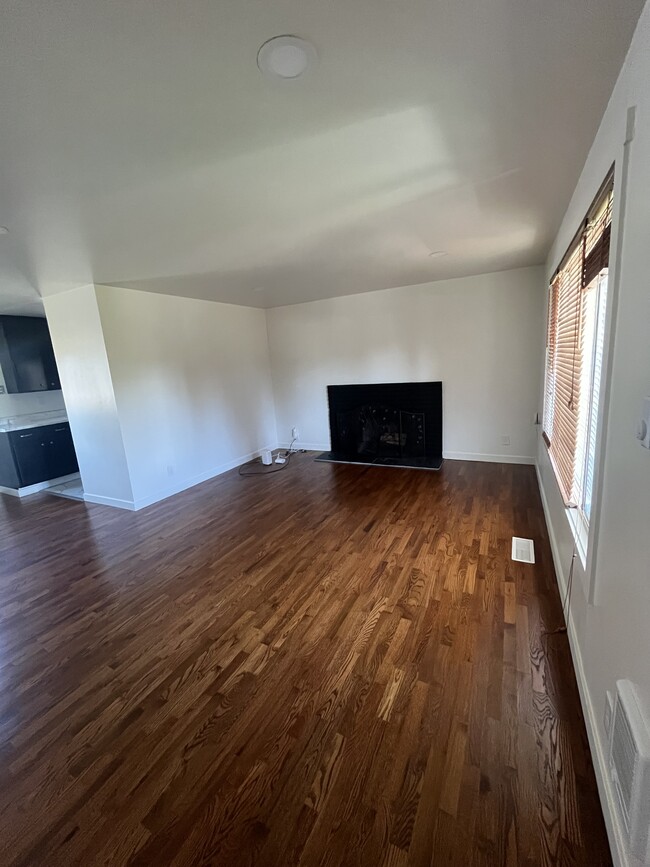 Building Photo - 1732 S 234th St Unit 3 Bd 1bath upstairs house