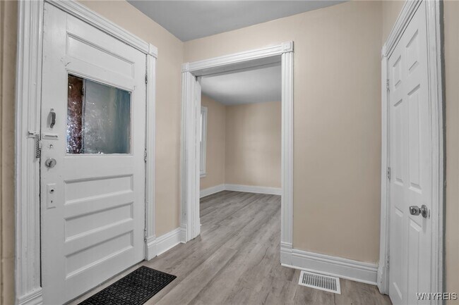 Photo - 395 Hampshire St