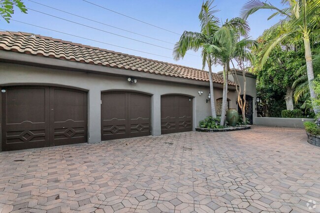 Building Photo - 7218 Mulholland Dr Rental