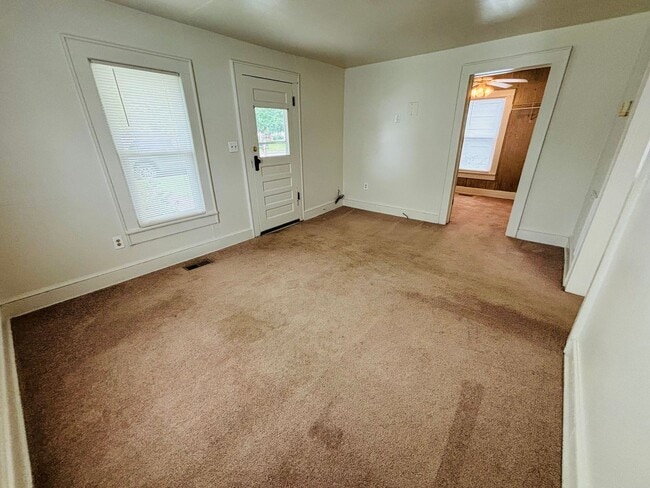 Photo - 116 Lester St NE