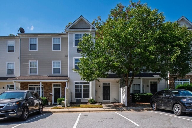 Building Photo - Gorgeous 3BR Townhome with Fresh Updates i...