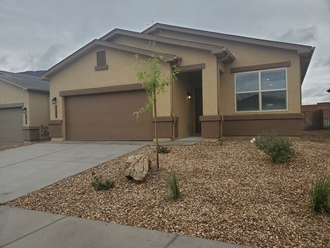 Building Photo - 3 bed 2 bath in Huning Ranch