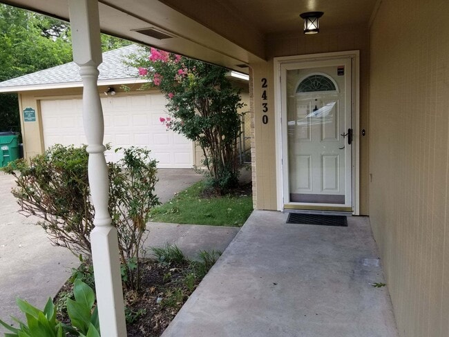 Photo - 2430 Lakeview Cir