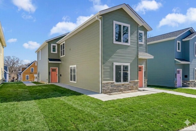 Building Photo - 1112 N Woodburn Ave