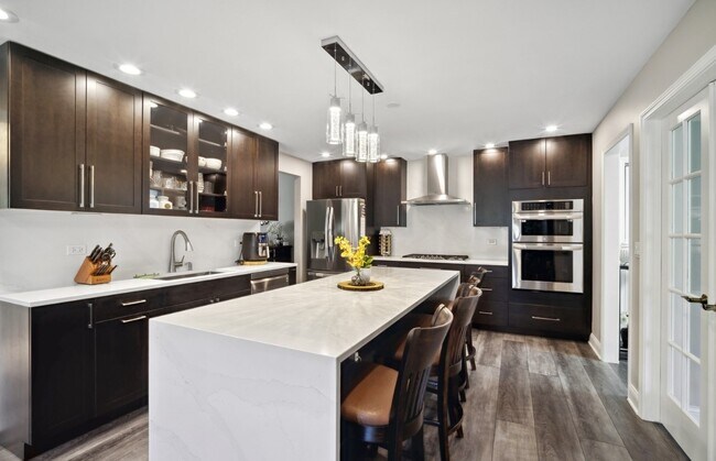 Photo - 819 Suffield Sq