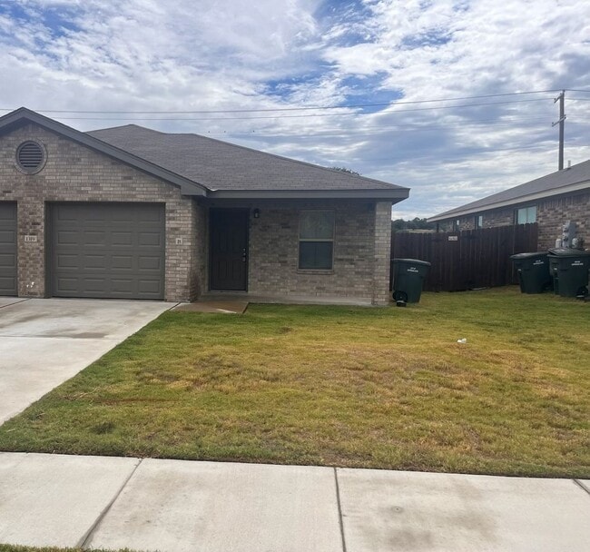 Building Photo - Charming 3 bedroom 2 bath duplex in desira...