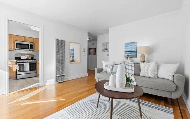 Building Photo - 1-bedroom, 1-bathroom apartment just moments from the breathtaking shores of Ocean Beach.